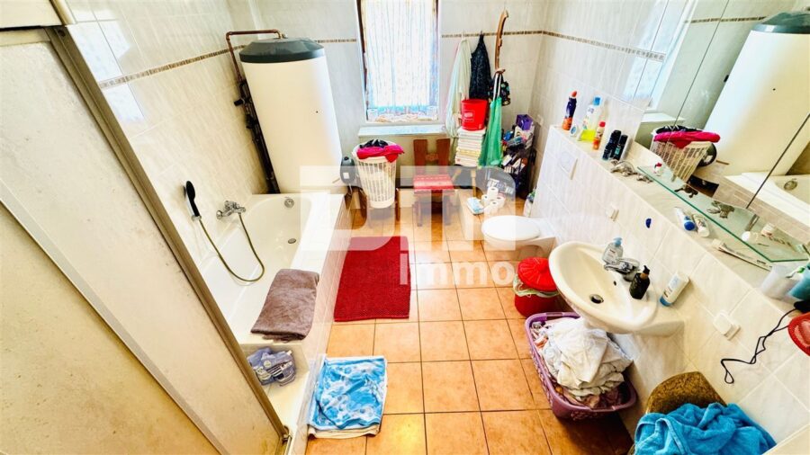 Großer Dreiseithof mit 2 bis 3 Wohneinheiten, 3 Nebengebäuden + großem Grundstück - OG Gebäudeteil 2 / Bad Wanne Dusche